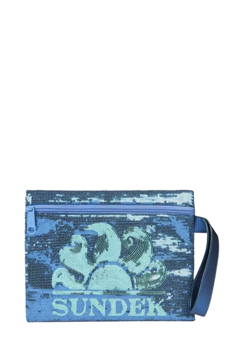 Borsa blu con paillettes a forma di onda, dotata di una zip superiore, di un cinturino da polso e con la scritta "SUNDEK" in rilievo sul fondo.