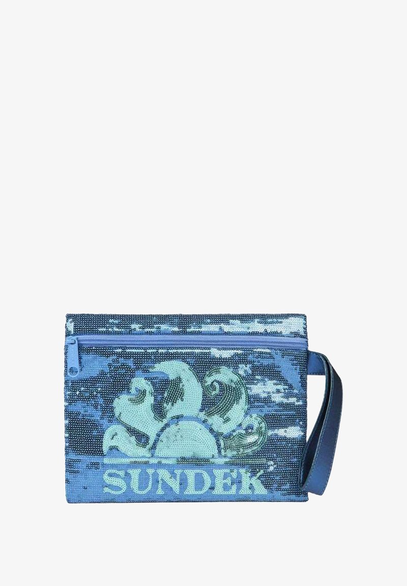 Borsa blu con paillettes a forma di onda, dotata di una zip superiore, di un cinturino da polso e con la scritta "SUNDEK" in rilievo sul fondo.
