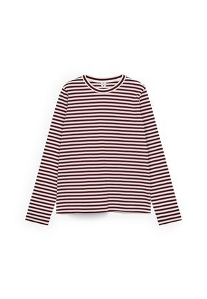 Langärmliges Rundhalsshirt mit horizontalen burgunderroten und weißen Streifen, flach auf einem weißen Hintergrund ausgelegt.