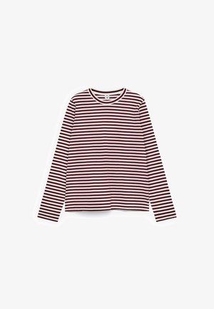 Langärmliges Rundhalsshirt mit horizontalen burgunderroten und weißen Streifen, flach auf einem weißen Hintergrund ausgelegt.