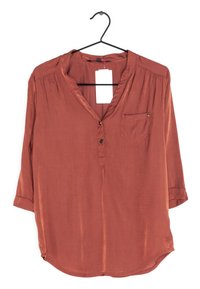 Rostfärgad blus med långa ärmar, V-hals, knappfront, en bröstficka och uppvikta ärmar. Mjuk, slät tygtextur.
