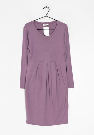 Robe violette à manches longues, longueur genoux, avec encolure ronde et taille plissée, suspendue à un cintre noir avec une étiquette de prix blanche.