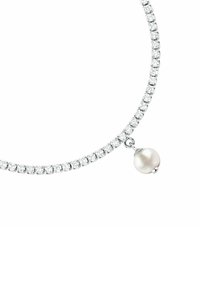 Collana di strass con una catena argentata lucida, che presenta una singola perla bianca pendente a un'estremità. Texture liscia, forma rotonda, design elegante.