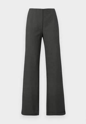 Calças largas cinza com textura suave, apresentando um cós alto e sem fechos ou bolsos visíveis.