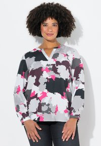 Langarm, V-hals blouse met een multikleurig abstract patroon in grijs, roze en zwart. Lichtgewicht materiaal met een comfortabele pasvorm en elastische boorden.