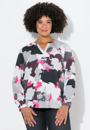 Blouse à manches longues, décolleté en V, avec un motif abstrait multicolore en gris, rose et noir. Matière légère avec une coupe décontractée et des poignets élastiques.