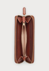 Carteira de couro castanho com um design com fecho em espiral, apresentando um interior organizado com compartimentos para cartões e um forro suave em bege. Acessórios em tom dourado.