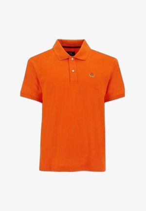 Jasnopomarańczowa koszulka polo z krótkim rękawem, dwoma guzikami i małym haftowanym logo na lewej piersi.