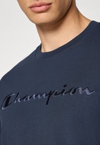 Champion ICONS TONAL CREWNECK WITH LARGE LOGO - T-Shirt print - navy