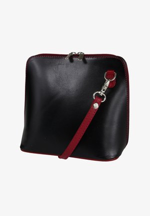 Zwarte leren tas met rits, rode band en stiksels. Heeft een gladde textuur, rechthoekige vorm en zilveren hardware accenten.