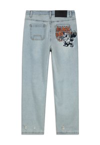 Lichtblauwe denim jeans met een relaxte pasvorm. Voorzien van een achterzak met een "BLACK BAN" grafisch ontwerp en een bulldog afbeelding. Details met een distressed zoom.