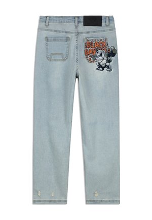 Lichtblauwe denim jeans met een relaxte pasvorm. Voorzien van een achterzak met een "BLACK BAN" grafisch ontwerp en een bulldog afbeelding. Details met een distressed zoom.