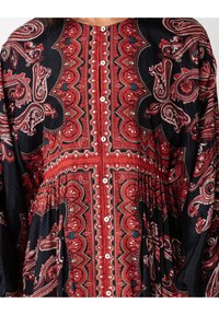 Rotes und schwarzes gemustertes Kleid mit Paisleymuster, ausgestattet mit einer Knopfleiste und gerafftem Taillendesign, hergestellt aus leichtem Stoff.