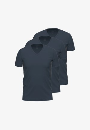 Kolme identtistä tummanharmaata V-kaula-aukon lyhythihaista T-paitaa asetettu vuorotellen pystysuoraan.