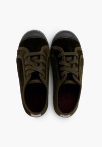 Zelené semišové šněrovací boty s kulatou špičkou a strukturovanou černou gumovou podrážkou. Interiér je vybaven tmavě burgundskou látkovou podšívkou.