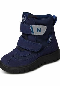 Marinblå vattentät stövel med ovandel i mocka och textil, med justerbara kardborreband och en robust gummisula för bra grepp.