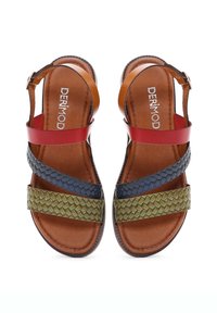 Sandales en cuir avec des brides tissées de couleur marron, rouge, bleu et vert. Semelles plates avec un dessin texturé et une bride de cheville ajustable.