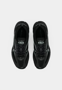 Μαύρα αθλητικά παπούτσια με επάνω μέρος από δίχτυ, ελαστική σόλα και αντίθετες γκρι λεπτομέρειες. Διαθέτουν στρογγυλεμένο σχήμα και παραδοσιακό κλείσιμο με κορδόνια.