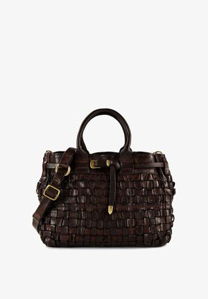 Bolso de mano de cuero trenzado marrón oscuro con asas superiores, una correa de hombro desmontable y una hebilla decorativa sobre un fondo blanco.