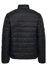 Doudoune noire avec un design matelassé, dotée de panneaux cousus horizontalement, d'un col montant et d'une texture lisse et brillante.