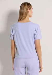 Lichtpaarse korte mouwen top met een ronde halslijn, gemaakt van zachte stof, met een eenvoudig ontwerp en een relaxte pasvorm.