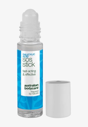 Roll-on-Flasche des Salicylsäure-SOS-Sticks von Australian Bodycare mit blauem Etikett und weißem Deckel daneben.