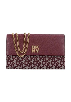 Bordeauxrotes Lederportemonnaie mit goldfarbener Kettentasche und DKNY-Logo. Der untere Bereich ist mit einem gemusterten Stoff in Creme und Bordeauxrot mit sich wiederholenden Buchstaben gestaltet.