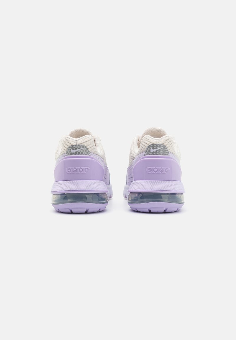 Fioletowe i szare siatkowe sneakersy sportowe z teksturowanym tyłem i przezroczystą podeszwą z poduszką powietrzną, z gładkim, zaokrąglonym czubkiem.