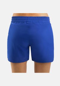 Pantaloni sportivi blu con vita elastica, texture liscia e taglio a metà coscia. Design minimalista senza fantasie o accenti.