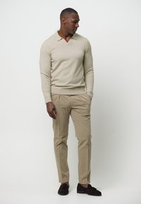 PROFUOMO Stickad tröja - light sand