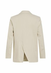 Béžový prispôsobený blazer, ľahká tkanina, dlhé rukávy, jediné rozparok vzadu, ostrý golier a čisté línie.