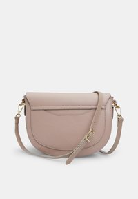 Borsa a tracolla in pelle rosa con pattina curva, accessori in oro, tracolla regolabile e dettagli di cucitura discreti. Texture liscia, design compatto.