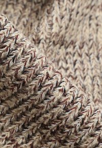 Geweven wollen stof met een visgraatpatroon in beige, bruin en zwarte draden, met een getextureerd, lichtvezelig oppervlak.