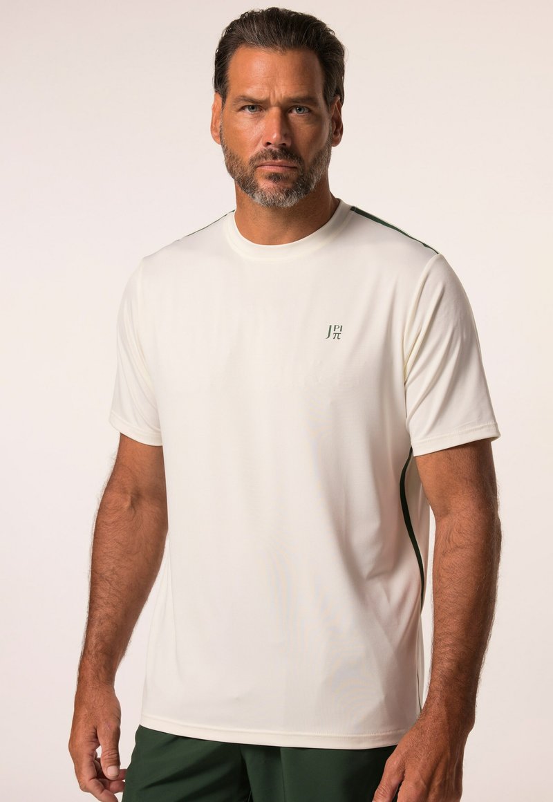 Camisa deportiva blanca de manga corta con rayas verde y un logo en el lado izquierdo del pecho. Tejido suave, cuello redondo y corte relajado.