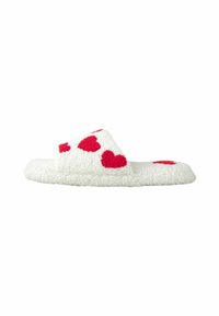 Chaussons blancs duveteux avec des motifs de cœurs rouges, présentant un design à bout ouvert et une semelle confortable pour le confort.