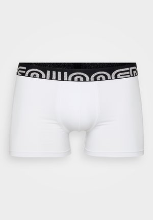 Weiße Boxershorts aus glattem Material mit einem schwarzen elastischen Bund, der ein sich wiederholendes silbernes Logodesign aufweist. Enganliegende Passform.