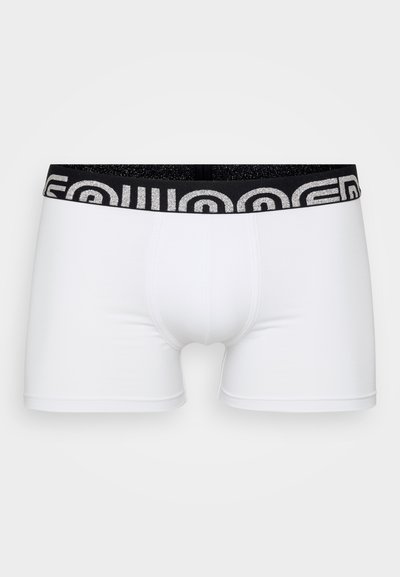 Boxers blancs avec une taille élastique noire arborant un motif de logo argenté répété. Texture lisse et coupe ajustée.