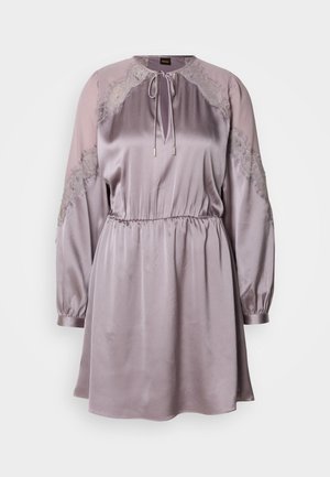 Violet satiini mekko rentoa istuvuutta, puffihihat, pitsikoristeet olkapäillä ja kiristysnauha kauluksessa. Mukavuuden vuoksi joustovyötärö.