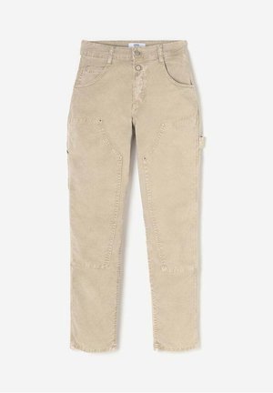 Beige cargobroek met rechte pijpen, gemaakt van zachte stof. Voorzien van zijzakken, zichtbare stiksels en een knoopsluiting.