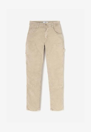 Beige cargobroek met rechte pijpen, gemaakt van zachte stof. Voorzien van zijzakken, zichtbare stiksels en een knoopsluiting.