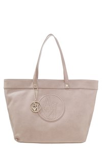 Borsa tote in finta pelle rosa con manici doppi, logo impresso e un charm metallico decorativo. Presenta una superficie liscia e un design semplice.