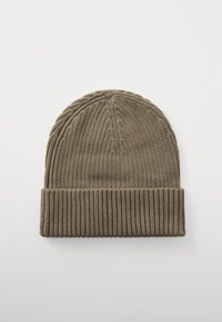 Olijfgroene gebreide beanie met geribbelde manchetten, met een gestructureerde afwerking en een glad ontwerp, geschikt voor koudere weersomstandigheden.