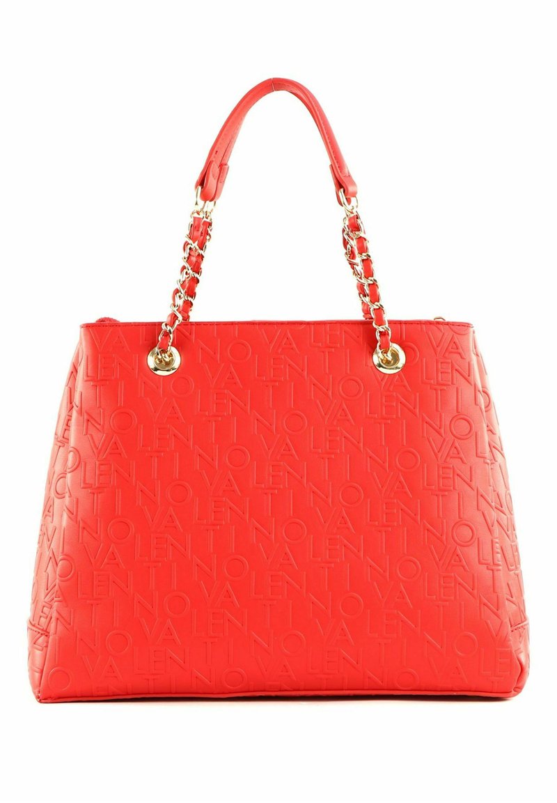 Sac à main en cuir rouge embossé avec le texte "Valentino" répété, comportant des doubles anses en chaîne et en cuir avec des finitions en métal doré.