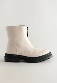 Stivaletto bianco in pelle con zip, dotato di una finitura texturizzata, suola chunky nera e punta rinforzata per una maggiore durabilità.