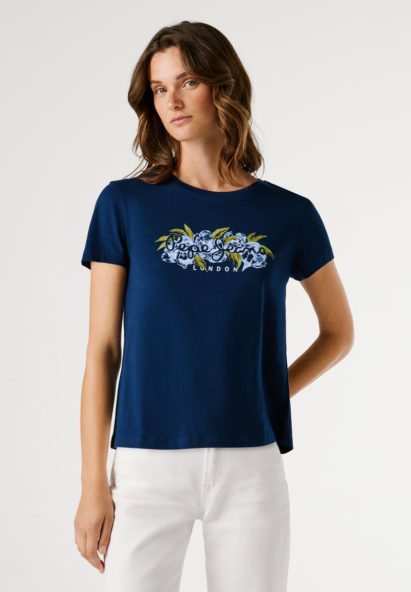 Μπλε ναυτικό βαμβακερό t-shirt με κοντά μανίκια, που διαθέτει floral γραφικό και κείμενο "London" στο μπροστινό μέρος. Καθαρός, casual σχεδιασμός με χαλαρή εφαρμογή.