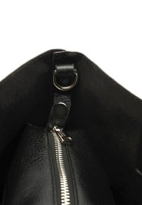 Notranjost črne usnjene torbe z zadrgo, gladka tekstura, srebrni dodatki in zapiranje na ježka. Okrogli robovi na odprtini.