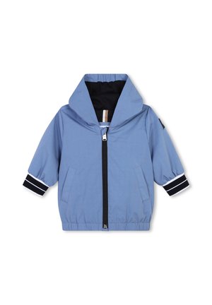 Veste bleu clair avec fermeture éclair à l'avant, capuche et poignets élastiques présentant des rayures bleu marine et blanches. Elle dispose de deux poches avant et d'une finition texturée.