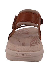 Sandale en cuir marron avec une sangle réglable, doublure beige douce, semelle intérieure rembourrée et contournée, et semelle extérieure en caoutchouc, arborant la marque Merrell.