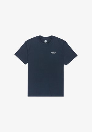 Marineblauwe t-shirt met korte mouwen, met kleine witte tekst "ELEMENT CO. SINCE 1992" op de linkerborst en logo aan de binnenkant van de kraag.