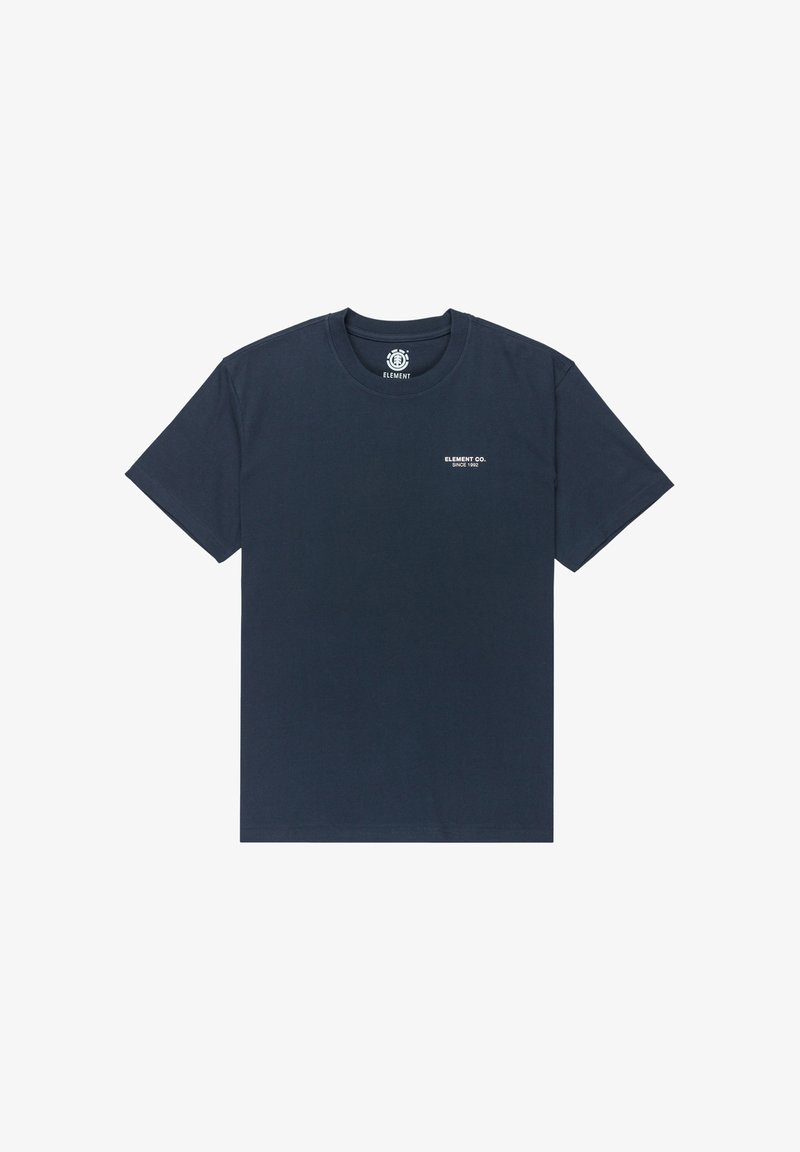 Marineblaues T-Shirt mit kurzen Ärmeln und kleiner weißer Schrift "ELEMENT CO. SINCE 1992" auf der linken Brust sowie einem Logo im Kragen.